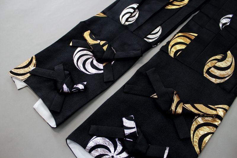 画像5: 大人用金襴たっつけ袴【黒地に金襴と銀欄の獅子毛】 (5)