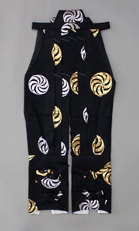 画像3: 大人用金襴たっつけ袴【黒地に金襴と銀欄の獅子毛】 (3)